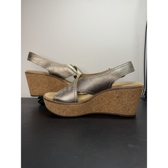 Clarks Wedge Sandals Womens Size 7 Aisley Tulip Gold Metallic Leather - Picture 4 of 12